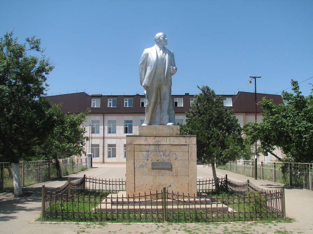Памятник В. И. Ленину во дворе средней общеобразовательной школы № 2
